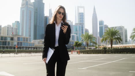 Elegante-Mujer-De-Negocios-Con-Teléfono-Al-Aire-Libre