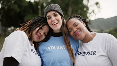 cara, voluntario y grupo sonrisa en la naturaleza