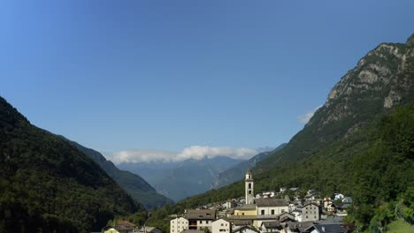 vista panorámica aérea de la ciudad de piuro de la provincia de sondrio en la región italiana de lombardía