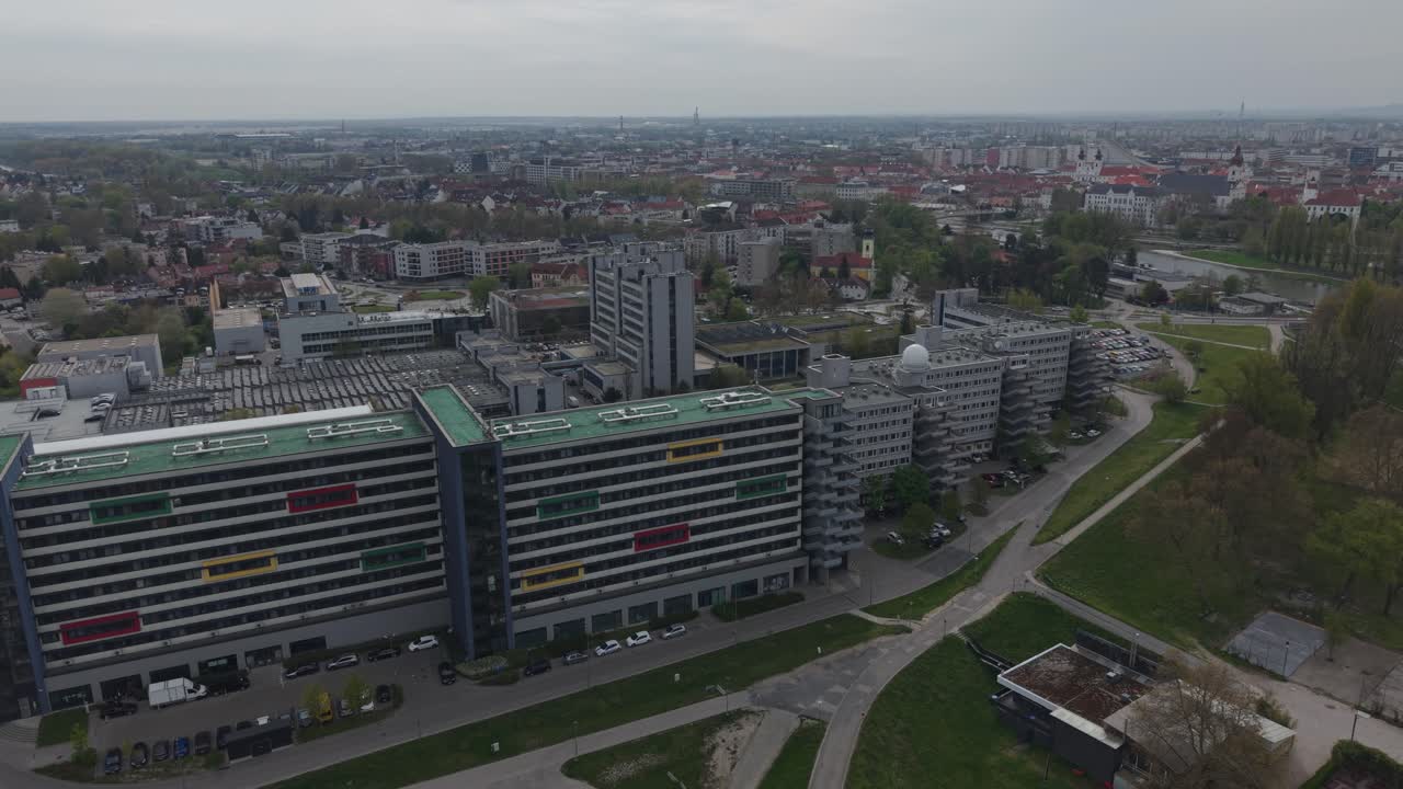 Vista aerea di un'area urbana residenziale con grandi condomini accanto a un parco fluviale