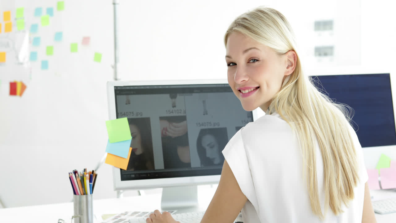 vista trasera de una atractiva diseñadora creativa trabajando en su computadora