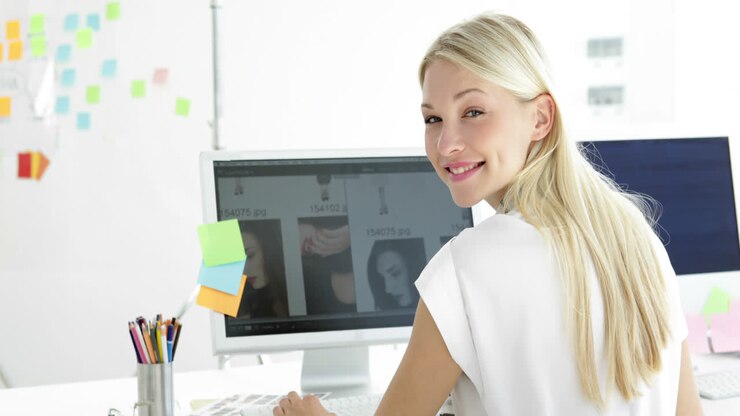 Vista di spalle di un'attraente designer creativa che lavora al suo computer