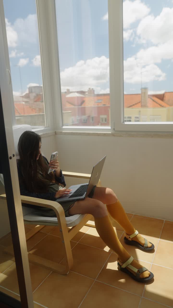 발코니 에서 집 에서 일 하는 여자