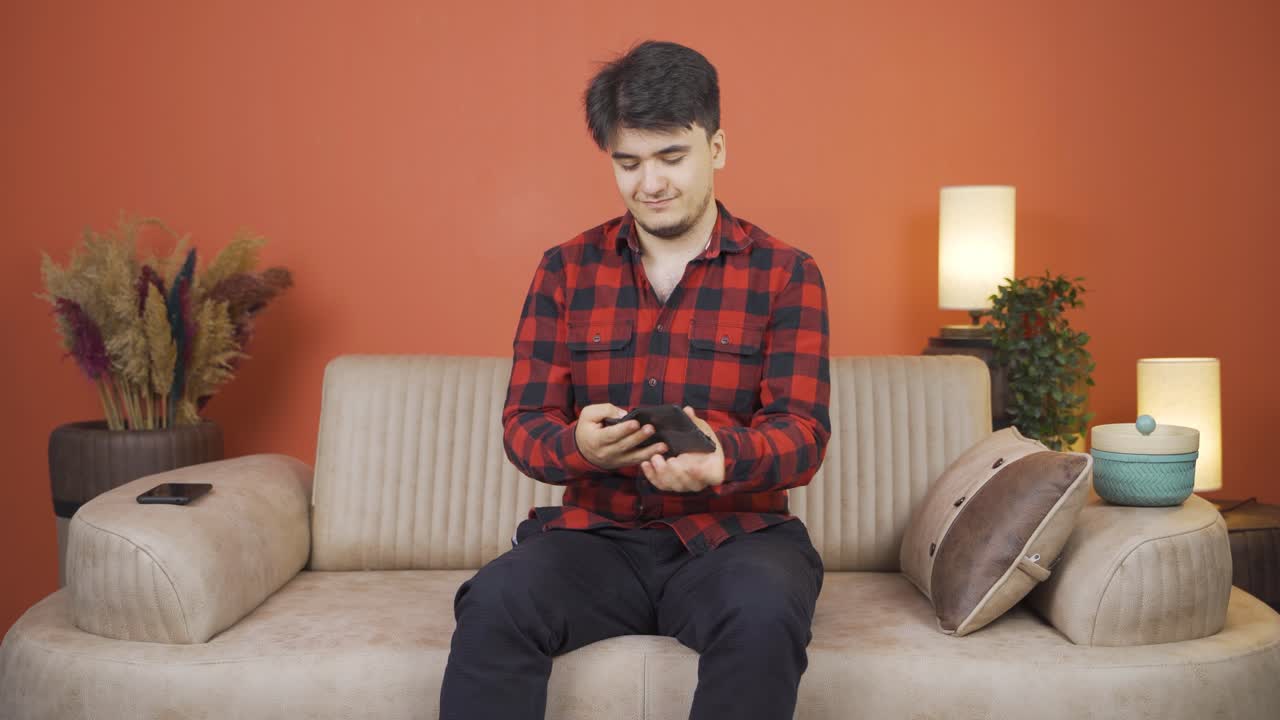 돈을 절약하는 일관성 있는 사람.