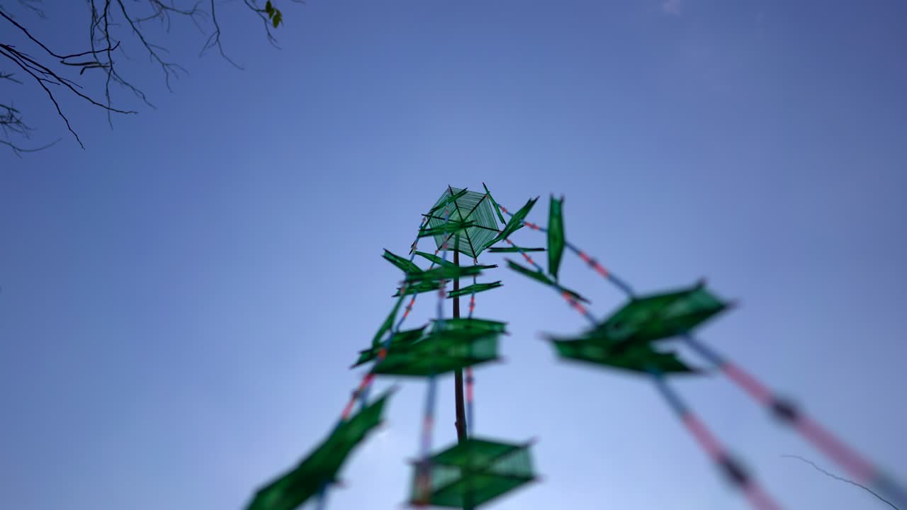 푸른 하늘을 배경으로 한 은 3 조각의 대나무 코어에 싸여있는 섬유 작업에 대한 용어입니다. 아름다움을 더하기 위해 다른 색의 섬유를 사용하십시오.