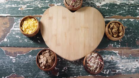 tazón de varios desayunos con forma de corazón tablero de madera 4k