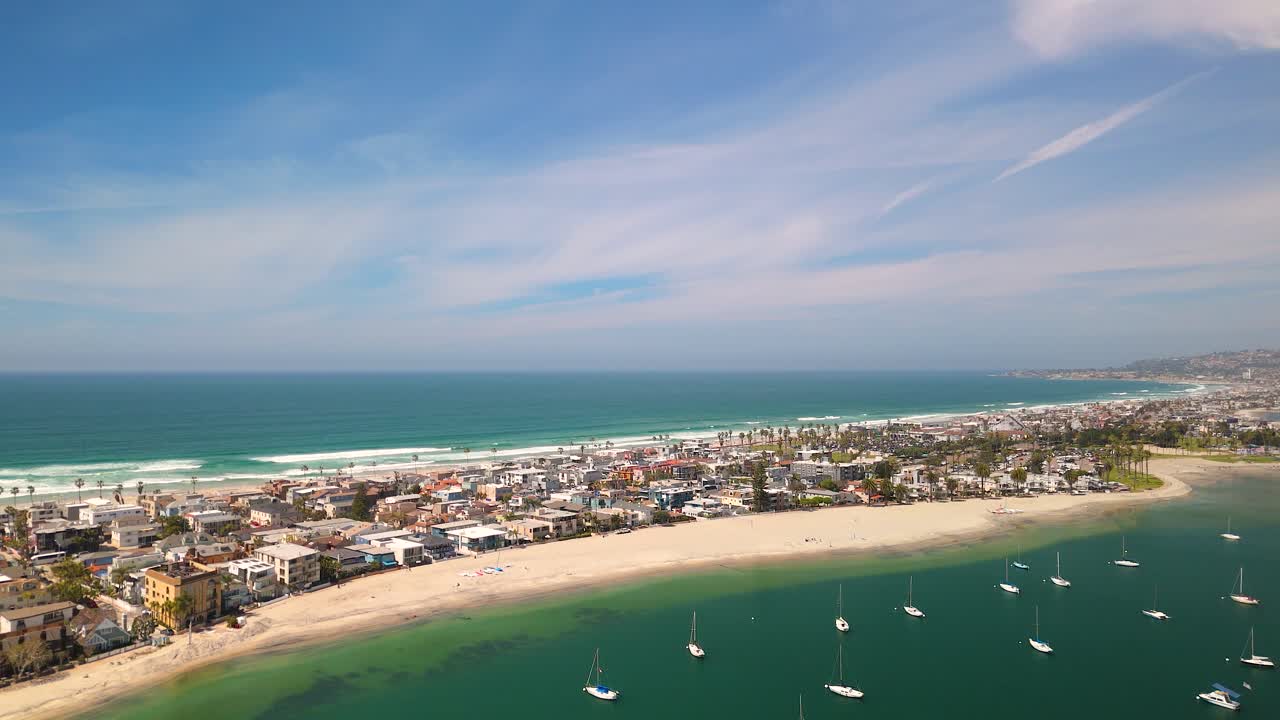 Panoramablick auf Mission Beach und Mission Bay in San Diego, Kalifornien – Drohnenaufnahme.