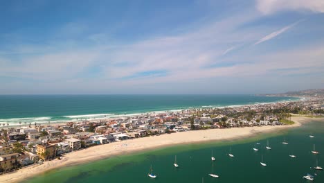 vista panorámica de la playa de la misión y la bahía de la misión en san diego, california - toma de avión no tripulado