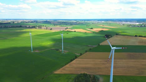 Vista-Aérea-De-Un-Potente-Parque-De-Turbinas-Eólicas-Para-La-Producción-De-Energía-En-Un-Hermoso-Cielo-Nublado-En-Las-Tierras-Altas