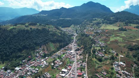 carretera del valle de las montañas de las tierras altas cerca de quetzaltenango xela, guatemala