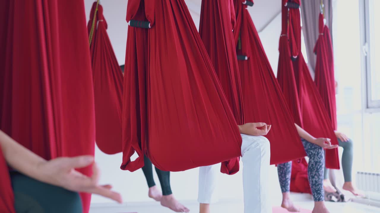 무드라 자세 의 손가락 들 이 여자 의 다리 에 누워 있는 것