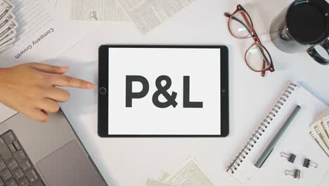 p&l se muestra en una pantalla de tableta