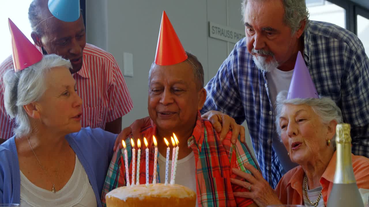 hombre mayor celebrando su cumpleaños con amigos 4k