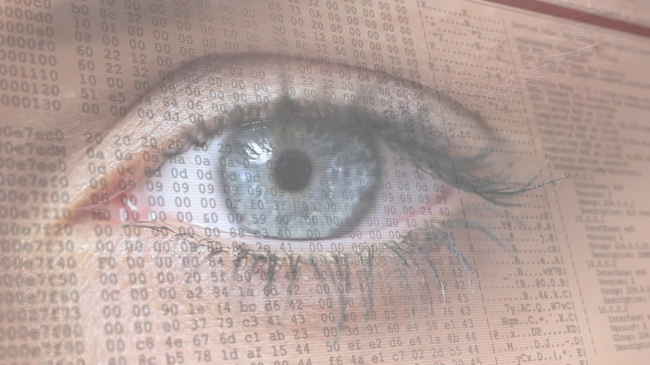 animación del ojo azul de la mujer abriéndose y cerrándose con información digital de desplazamiento rápido
