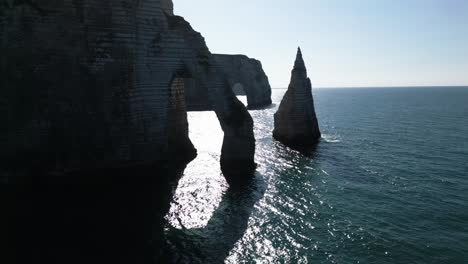 Grandes-Y-Hermosos-Acantilados-De-Tiza-En-La-Costa,-Rocas-En-Forma-De-Arco,-Océano-Atlántico,-Drone,-Francia,-Etretat