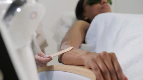 procedimiento de depilación cosmética de un terapeuta en la clínica de spa de belleza cosmética. depilación láser y cosmetología.