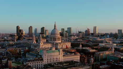 Hermosa-Toma-Cinematográfica-De-Drones-Giratorios-De-La-Catedral-De-St-Pauls-De-Londres-A-Modernos-Rascacielos-Al-Amanecer