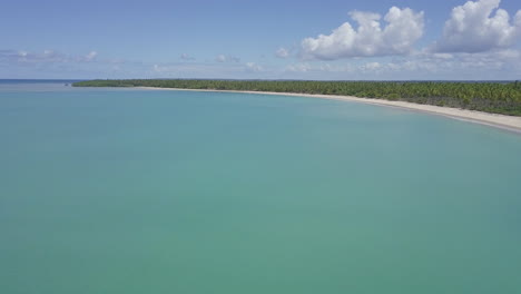 Una-Vista-Encantadora-Se-Desarrolla-En-Las-Piscinas-Naturales-De-Barra-De-Lagoa-En-Morro-De-Sao-Paulo,-Bahía,-Brasil,-Adornadas-Por-Cautivadoras-Arenas-Blancas-Y-árboles-Verdes,-Fomentando-Un-Ambiente-Sereno.