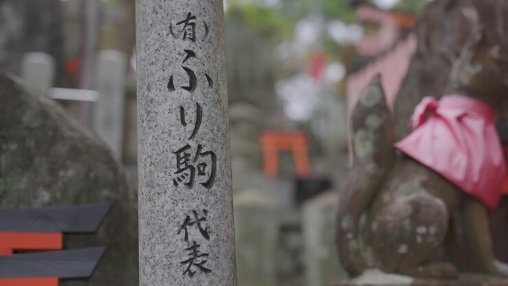 Rivelazione in slow motion con rack focus della Statua della Volpe al Fushimi Inari Taisha, Kyoto, Giappone.