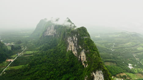 paisaje montañoso con niebla