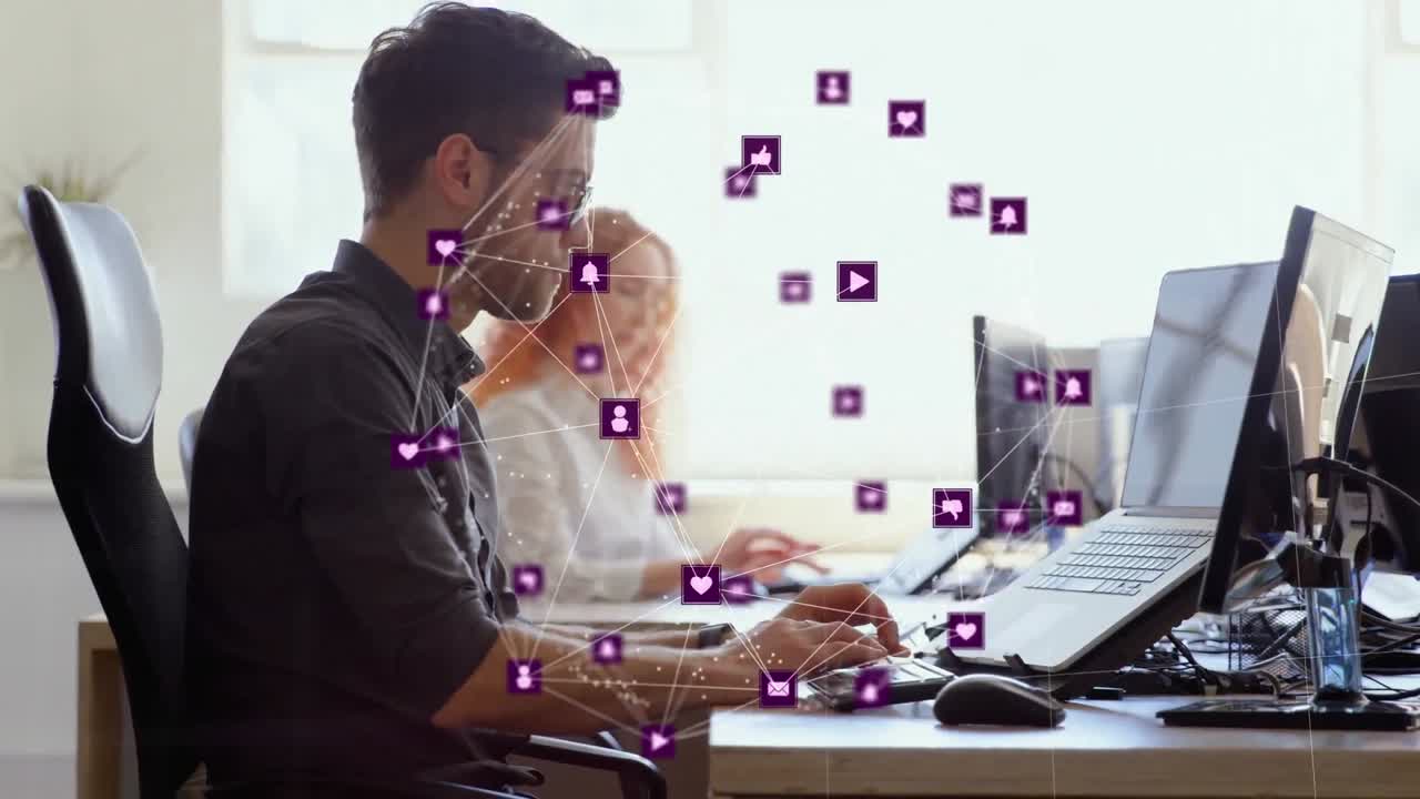 animación de un globo de iconos digitales girando sobre un hombre caucásico pensativo que usa una computadora en la oficina