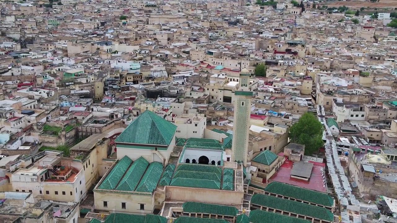 Ilmakuva dronella Al Quaraouiyine -moskeijasta ikonisine minareetteineen ja perinteisine kattoineen historiallisessa Fezin Medinassa, Marokossa, ihanteellinen kulttuurimatkailuun ja dokumenttiprojekteihin.