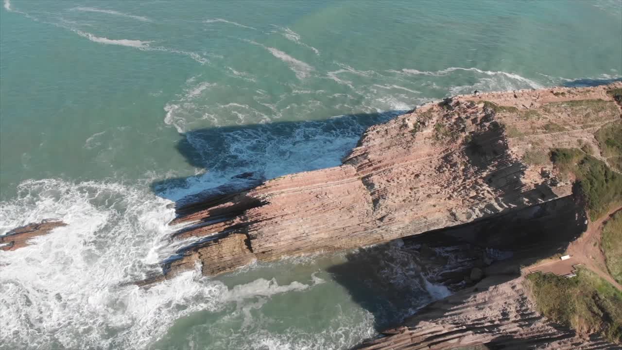 toma aérea de drones del flysch de zumaia en un día soleado