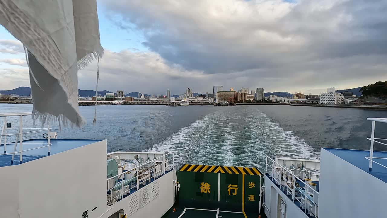 mirando a hiroshima desde un ferry que sale
