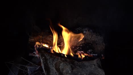 Fuego-Ardiendo-En-La-Chimenea-Panorámica-De-Izquierda-A-Derecha-En-Cámara-Lenta