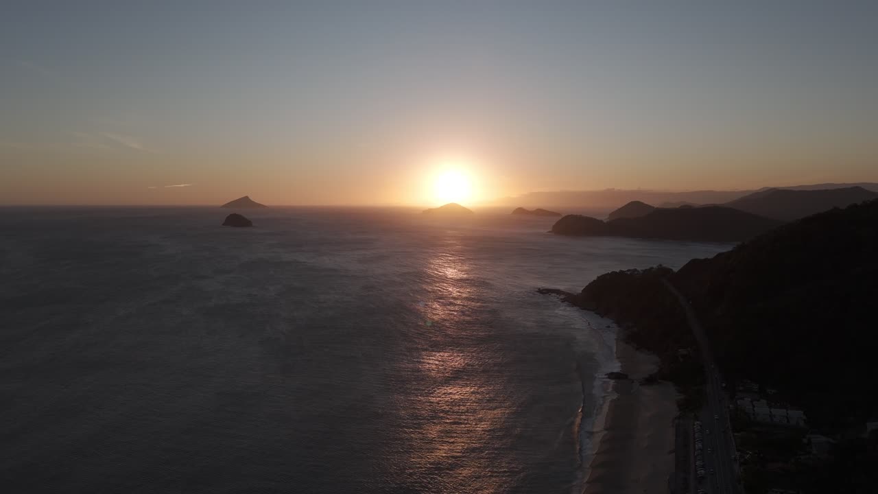 Atardecer brillante sobre el Océano Atlántico cerca de la playa de Boicucanga (Praia de Boicucanga) en São Sebastião, Brasil. Toma aérea