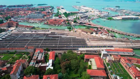 recorrido aéreo por la estación de tren de venecia y el centro de la ciudad sobre el canal.