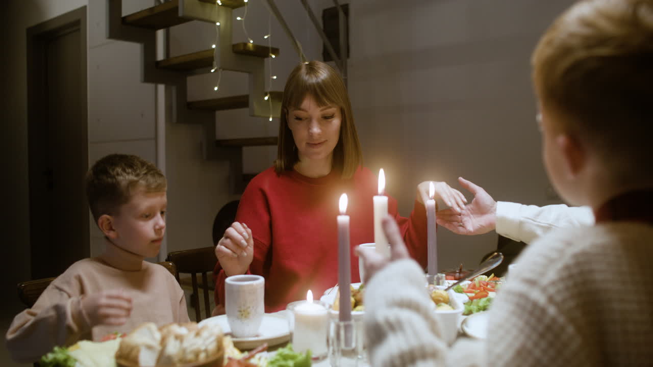 celebración de la víspera de año nuevo en la sala de estar.