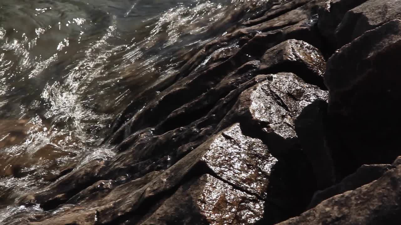 Rocce sulla riva di un lago.