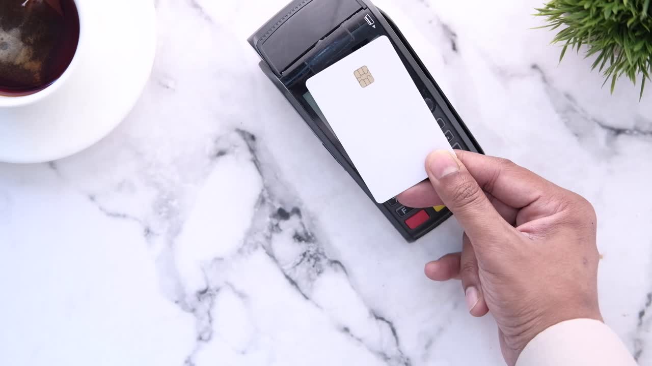 pagar con tarjeta de crédito en un café