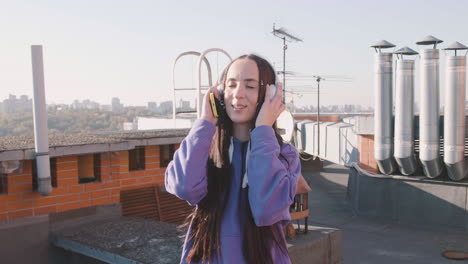 Mujer-Morena-En-Una-Terraza