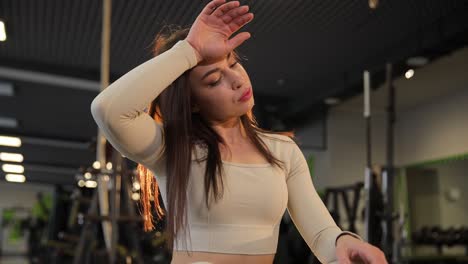 mujer haciendo ejercicio en el gimnasio