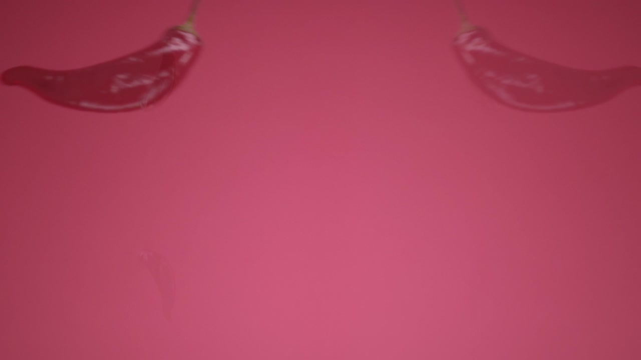 신선한 매운 칠리 고추가 공중에서 날아다니며 떨어집니다.