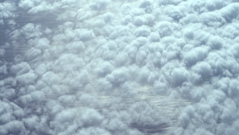 vuelo de un avión sobre las nubes