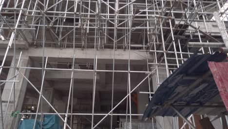 tiro inclinado de un sitio de construcción con andamios