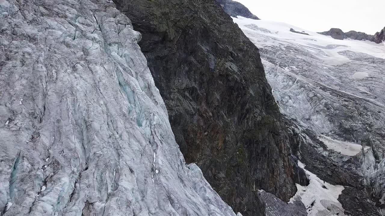 Vista aérea de um glaciar nos Alpes Suíços