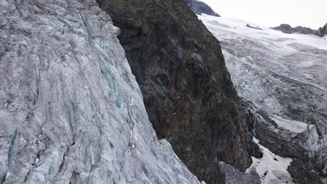 toma aérea de un glaciar en los alpes suizos