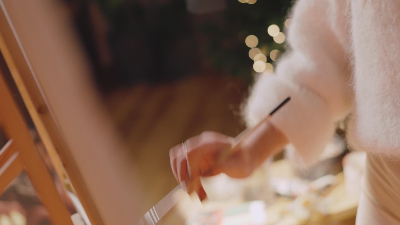 쾌적한 침실에서 캔버스에 그림을 그리는 완벽한 여성 예술가