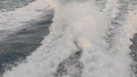 Nachlauf-Von-Wasser,-Das-Von-Hinten-Von-Einem-Sich-Schnell-Bewegenden-Motorboot-An-Einem-Tag-Mit-Klarem-Himmel,-Blauem-Meer,-Wasseroberfläche-Gesehen-Wird