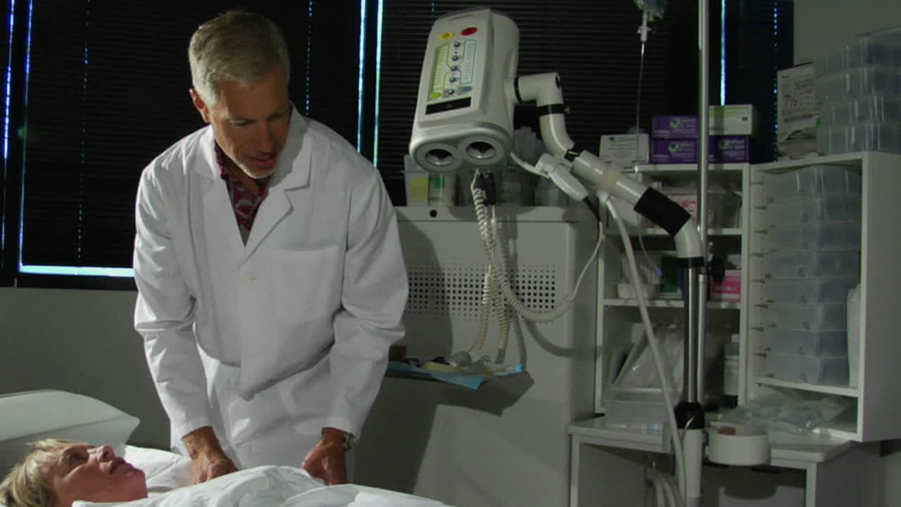 un médico prepara a un paciente para una tomografía computarizada 1