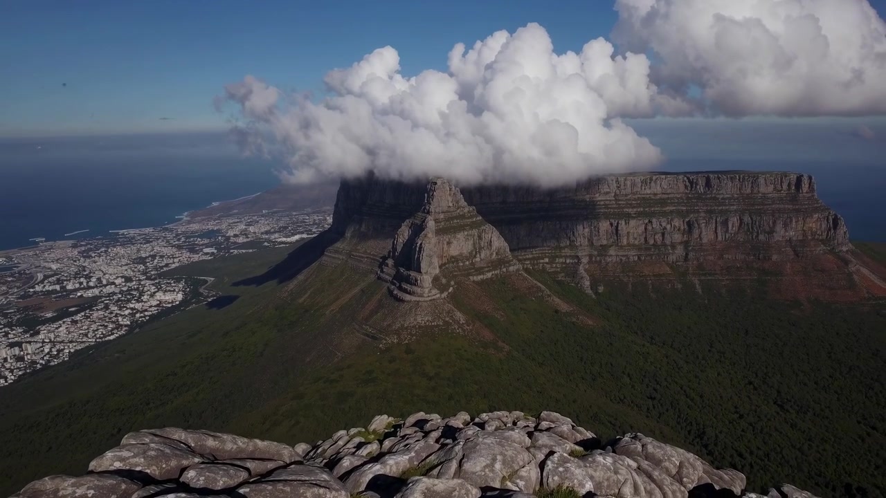 Arka Planda Cape Town ve Okyanus ile Birlikte Masa Dağı'nın Üzerinden Geçen Bulutlar
