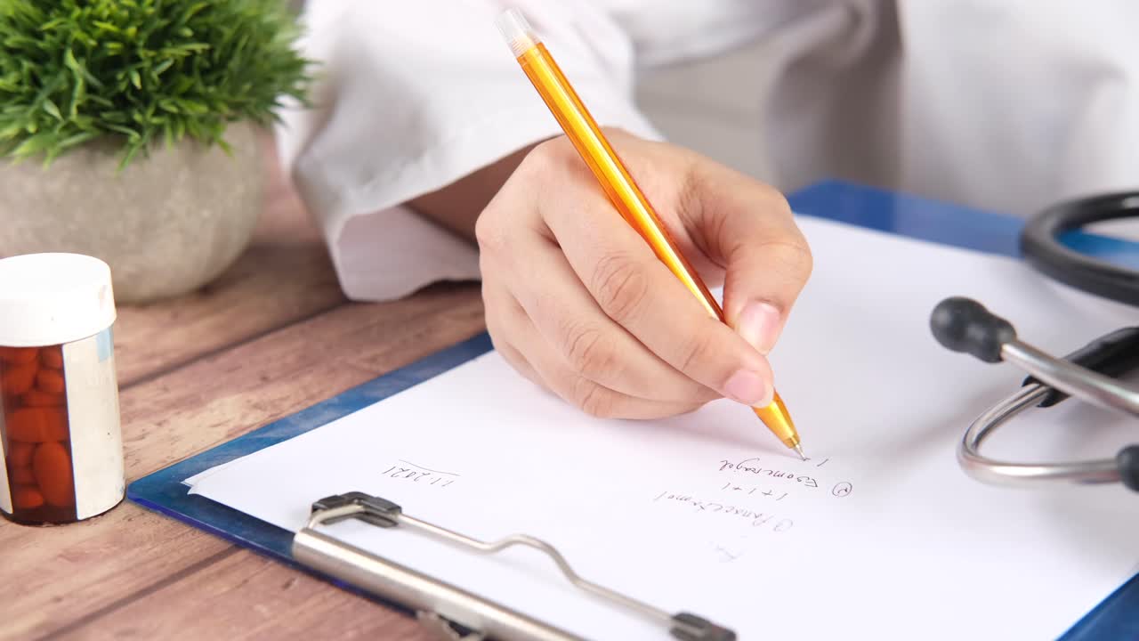 Dokter menulis resep