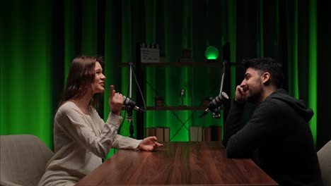 una entrevista de podcast en un estudio