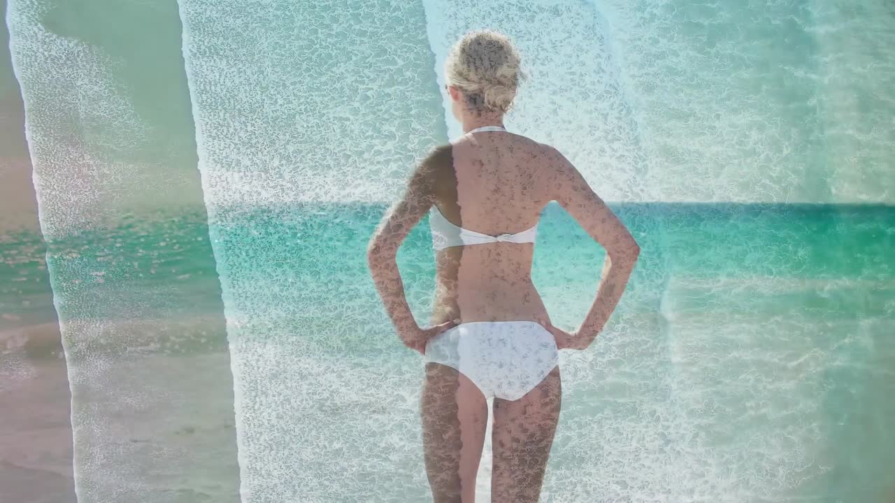 mujer con un bañador viendo las olas