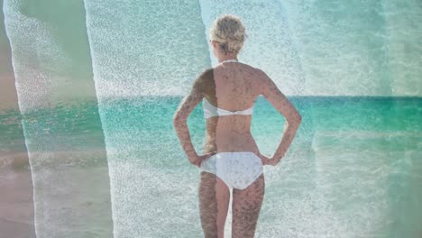 mujer con un bañador viendo las olas