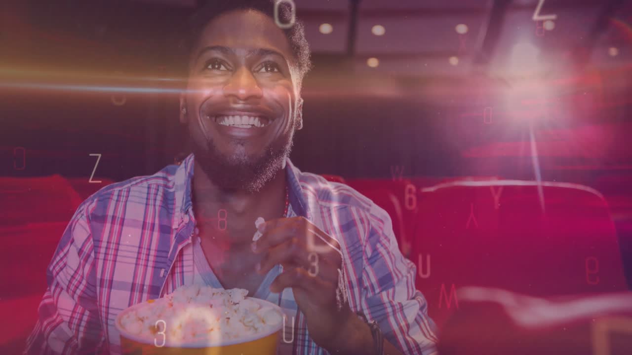 Animación de letras sobre hombre afroamericano sonriente comiendo palomitas en el cine.
